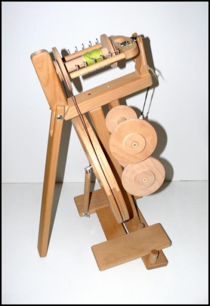 Modifiziertes, neuwertiges Reise Spinnrad * Merino * mit Doppel-Wipp-Tritt plus Haspel, Zunächst RESERVIERT f. Fr. Weiß